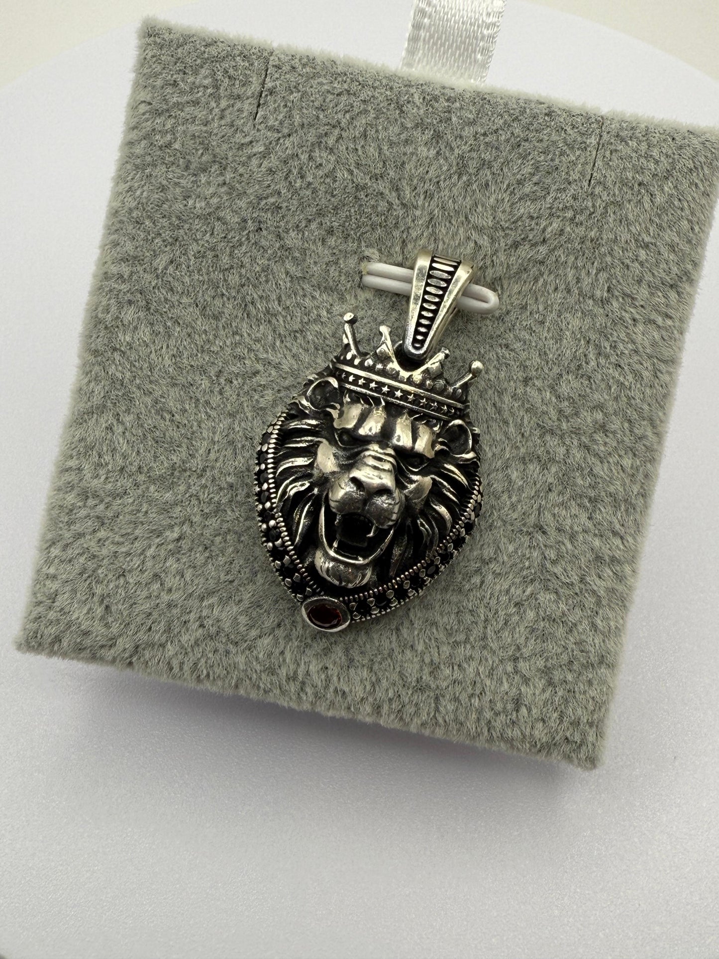 Lion Crown 5mm Pendant
